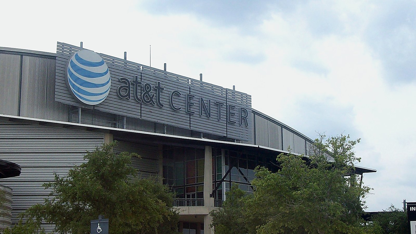 San Antonio Spurs vs New Orleans Pelicans at Accor Arena